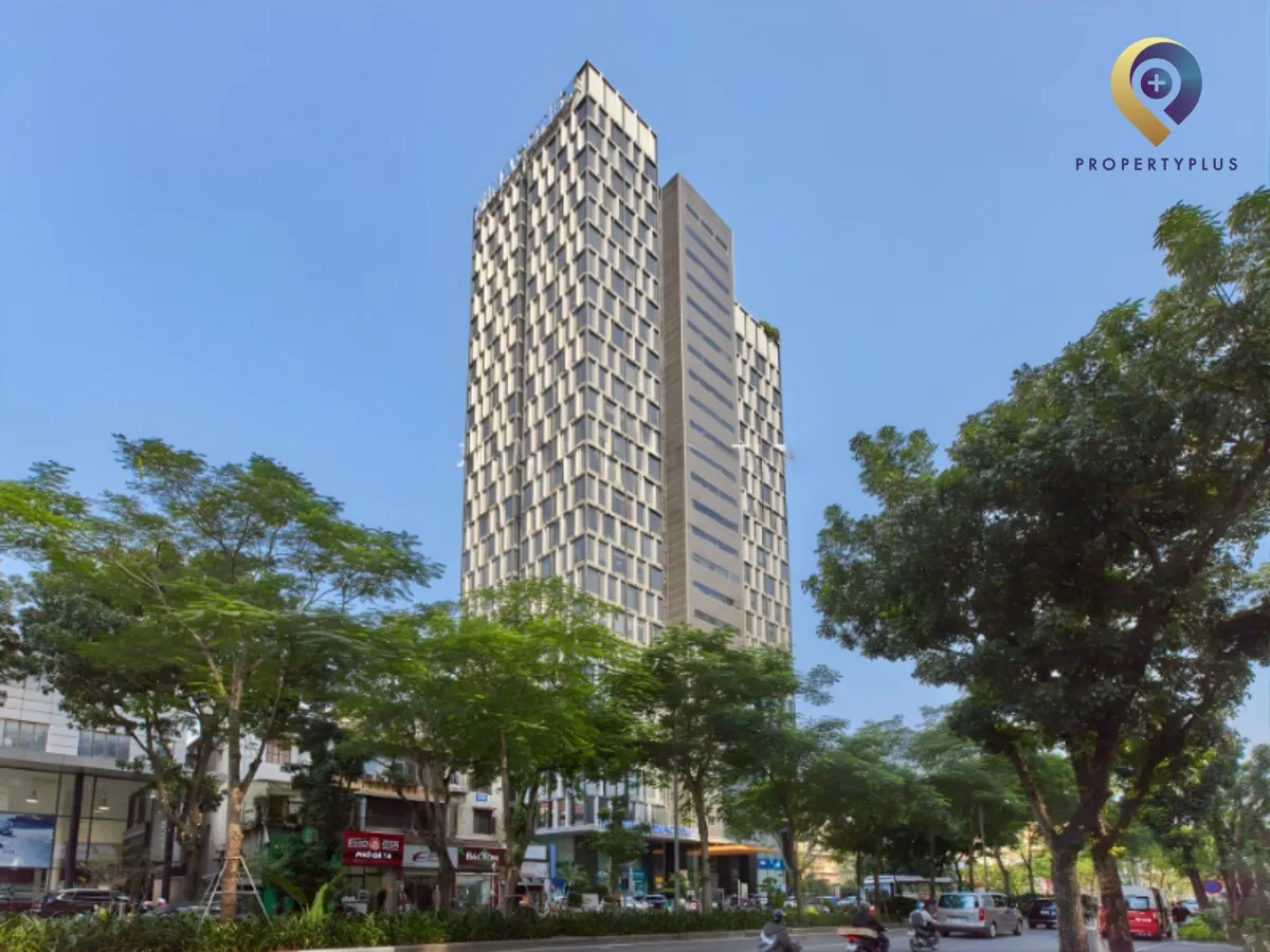 Toàn cảnh tòa nhà Vinaconex Tower nhìn từ mặt đường với cây xanh bao quanh.